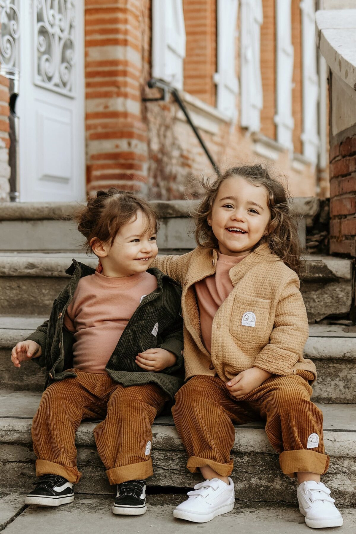 deux filles rigolent