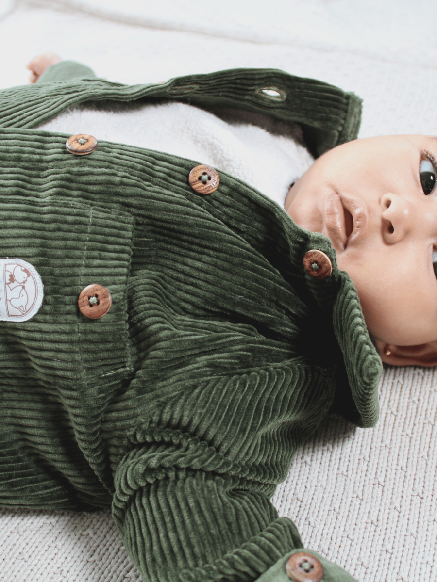 veste velours vert et pull polaire sur bébé