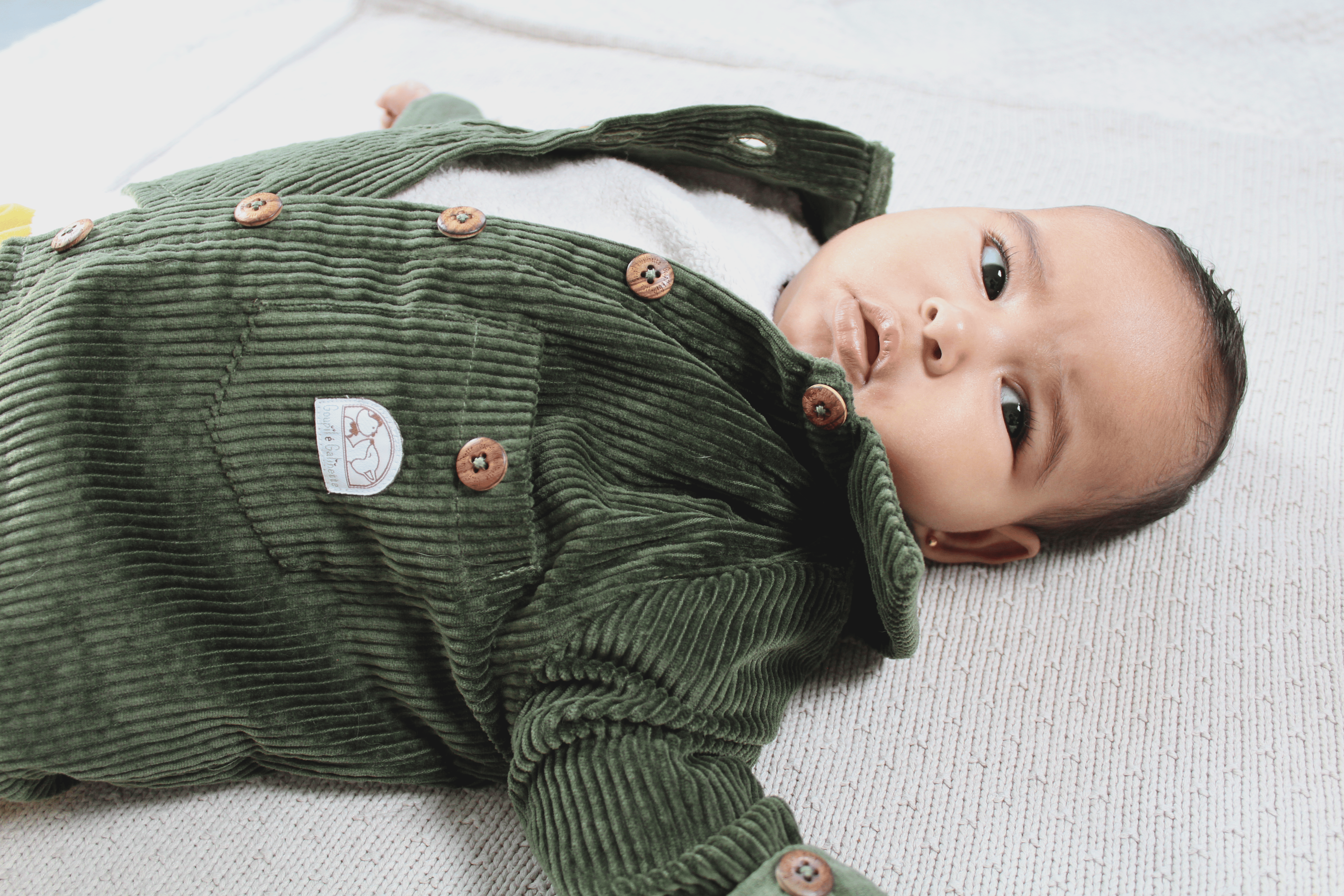 veste velours vert et pull polaire sur bébé