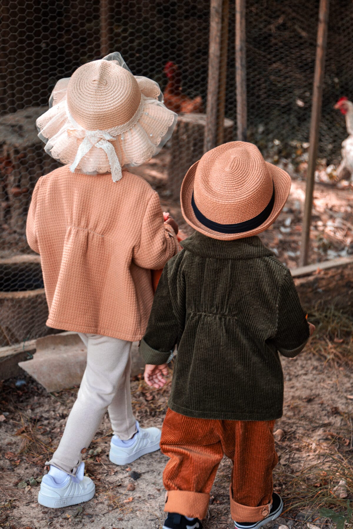 deux enfants ensemble détente et ensemble salopette