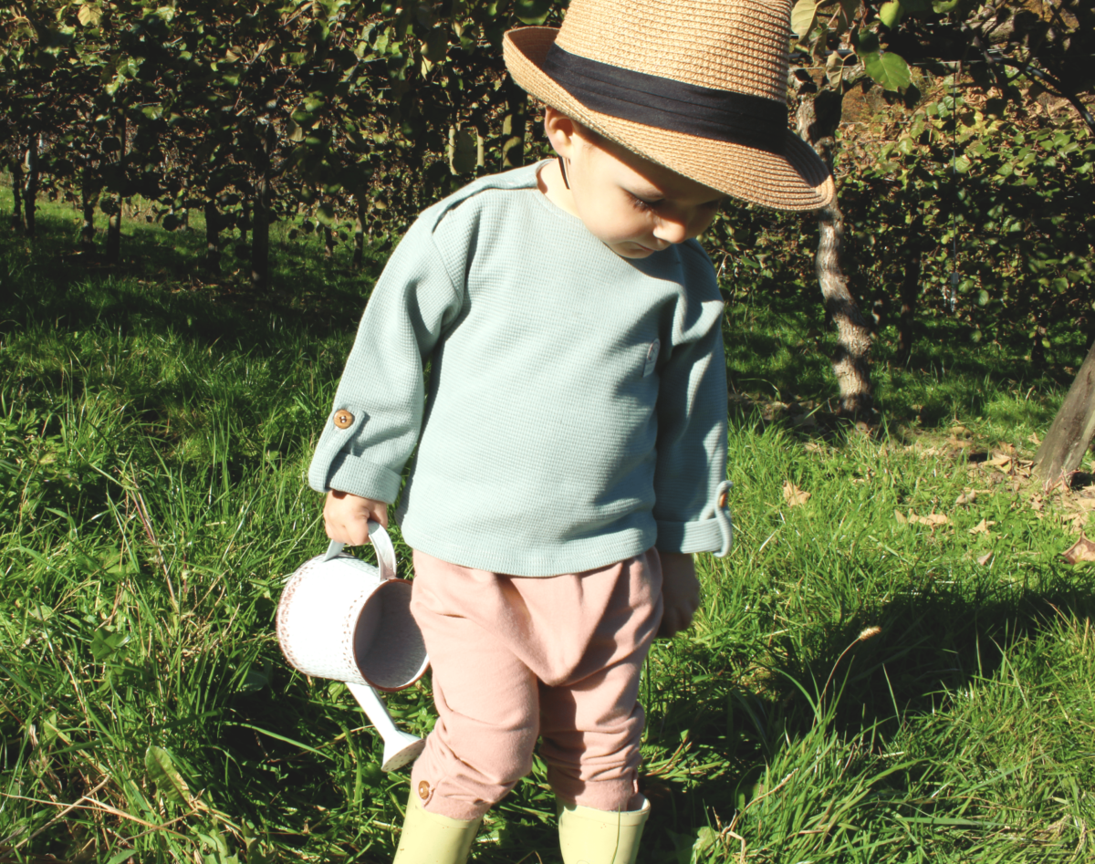 Ensemble t-shirt bleu et jogging rose pâle