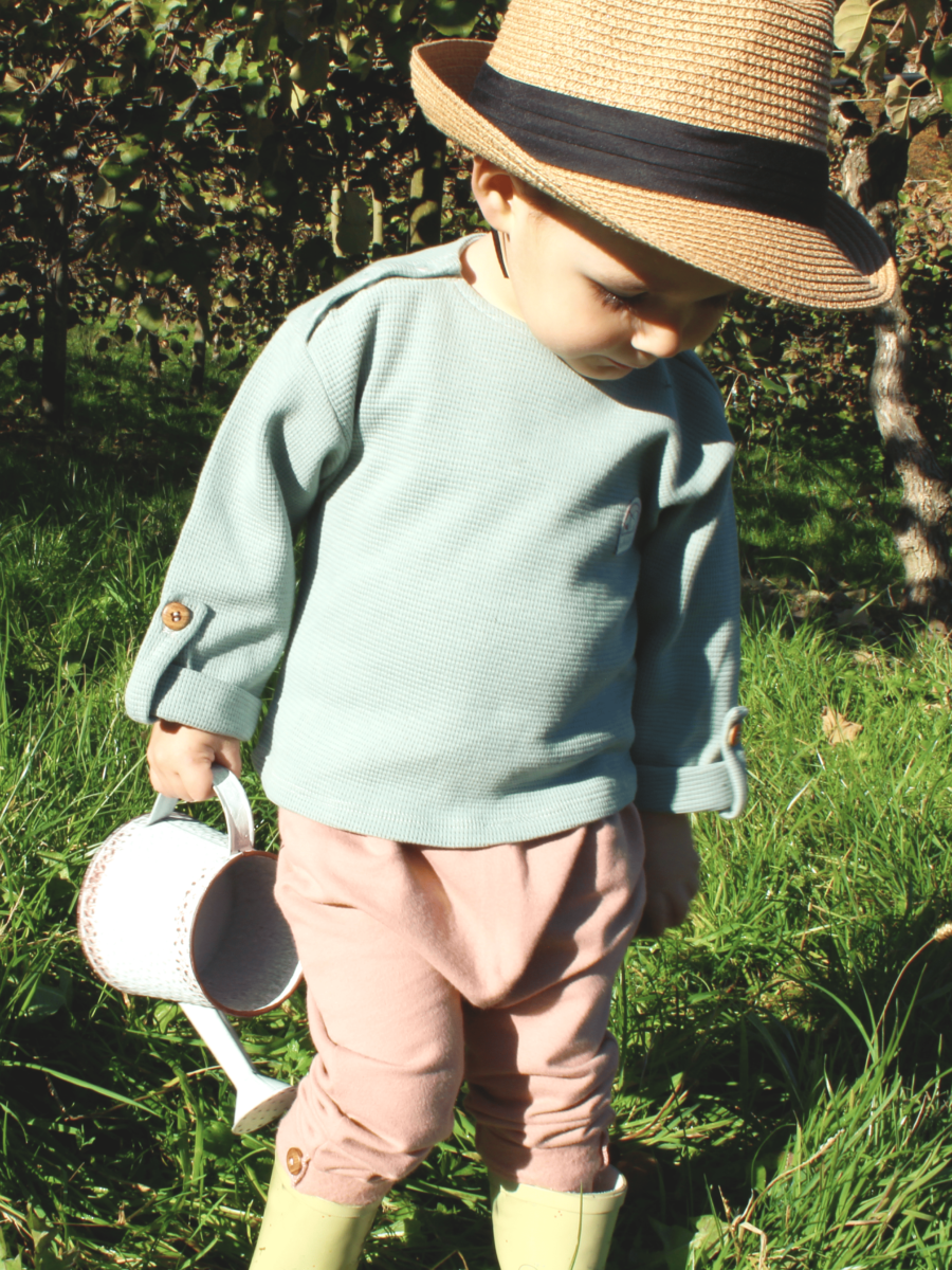 Ensemble t-shirt bleu et jogging rose pâle